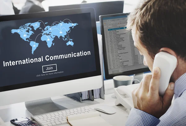Biznesmen, pracując na komputerze z International Communication — Zdjęcie stockowe