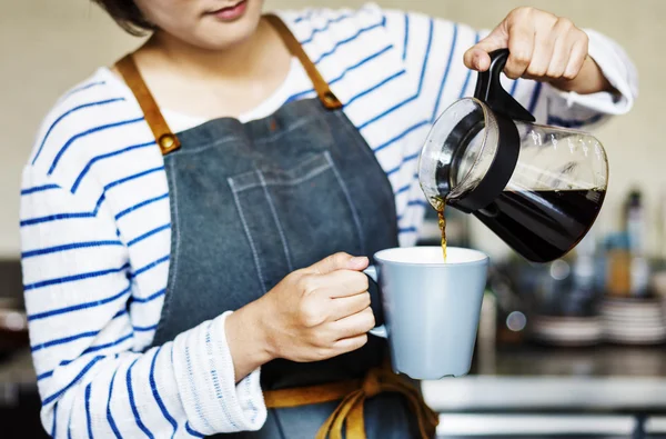 Naléval kávu Barista — Stock fotografie