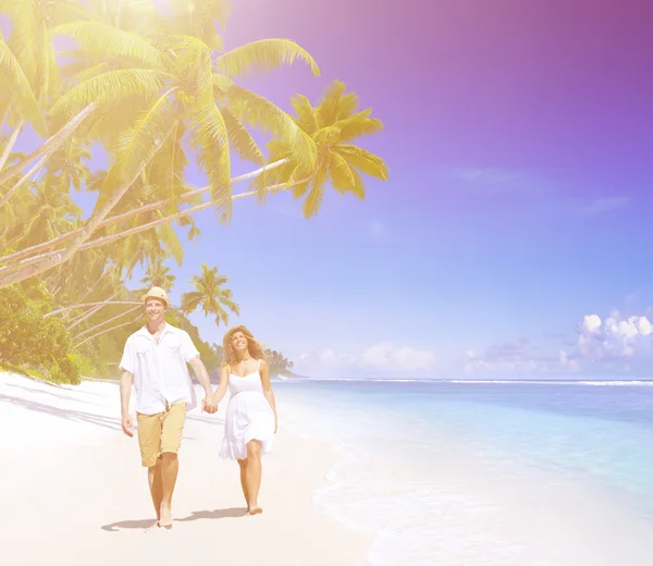 Романтическая пара на пляже — стоковое фото