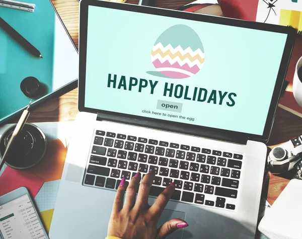 bilgisayar ile çalışan kadın