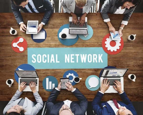 iş adamları müzakere masasına çalışma