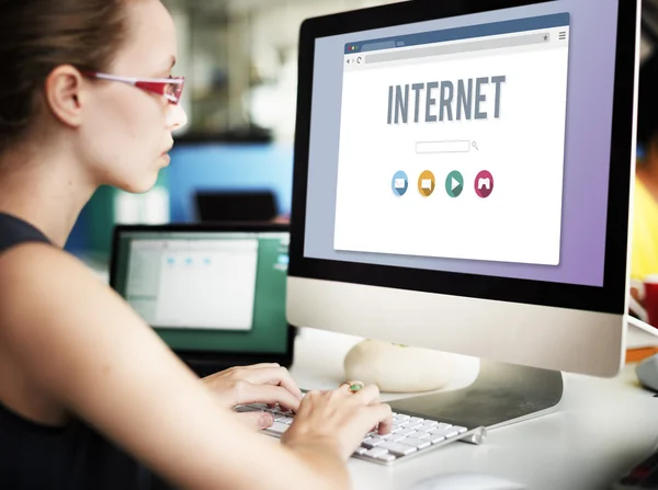Affärskvinna arbetande på dator med Internet — Stockfoto