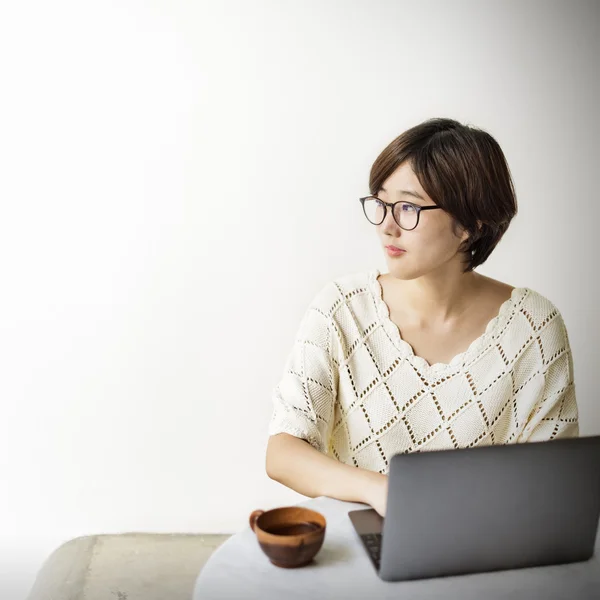 Perempuan mengetik di notebook — Stok Foto