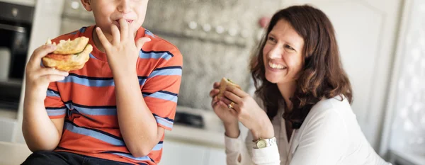 Son och mamma äta lunch tillsammans — Stockfoto