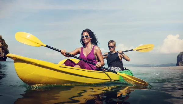 Couple Kayak sur le bateau — Photo