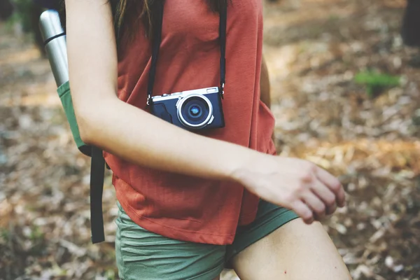 Mädchen reisen mit Kamera — Stockfoto