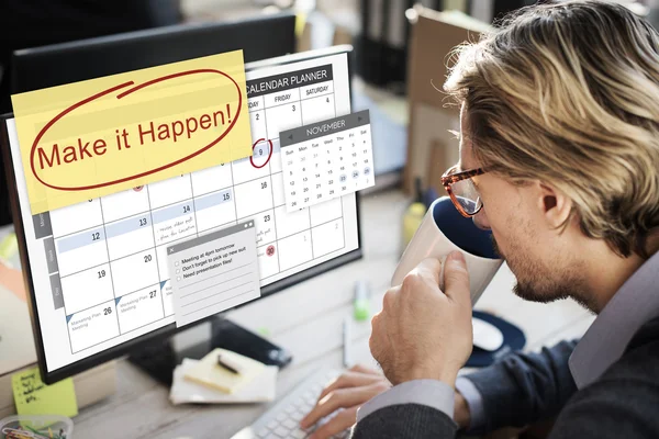 Bilgisayarda çalışan iş adamı