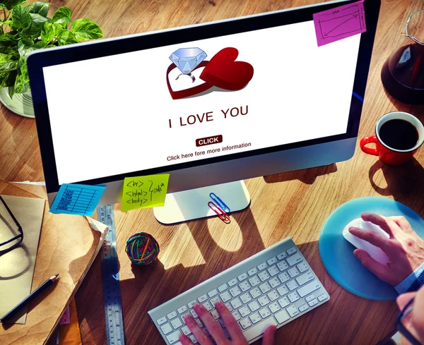 Office bilgisayarda çalışan adam