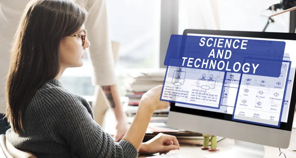 Женщина показывает на мониторе с наукой и технологиями — стоковое фото