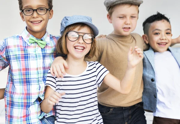 Lustige Kinder haben Spaß — Stockfoto