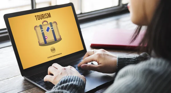 Kvinna att skriva på laptop med turism — Stockfoto