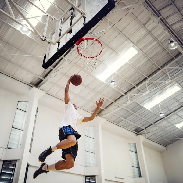 Esportista jogando basquete — Fotografia de Stock