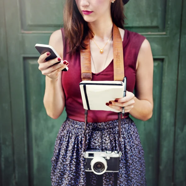 Akıllı telefon kullanan kadın