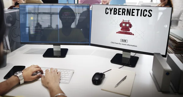 Бизнесмен, работающий на компьютере с кибернетикой — стоковое фото