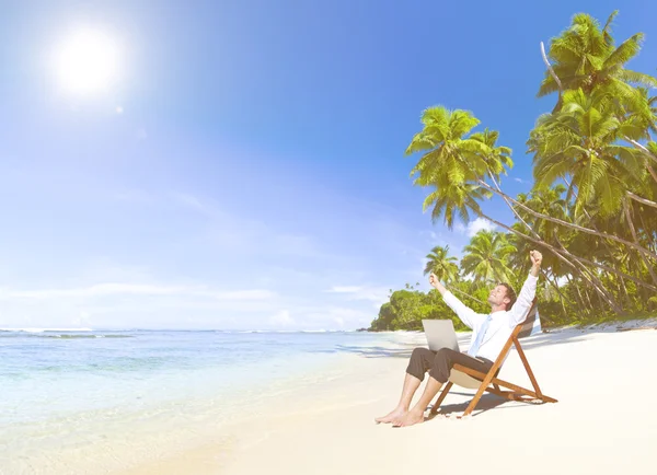 Plajda işadamı kalan yalnız