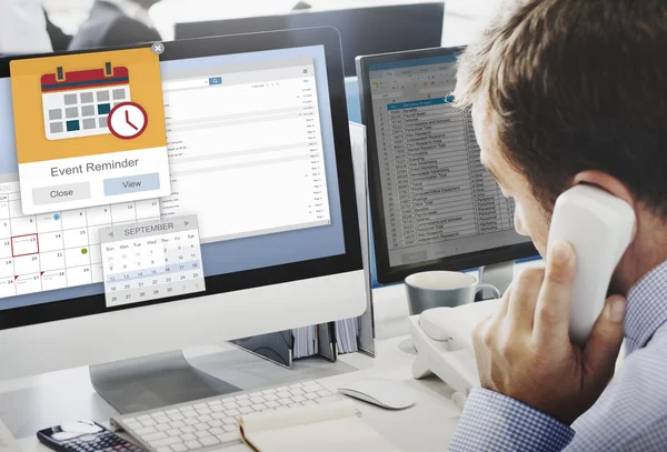 Homem de negócios trabalhando no computador com calendário — Fotografia de Stock