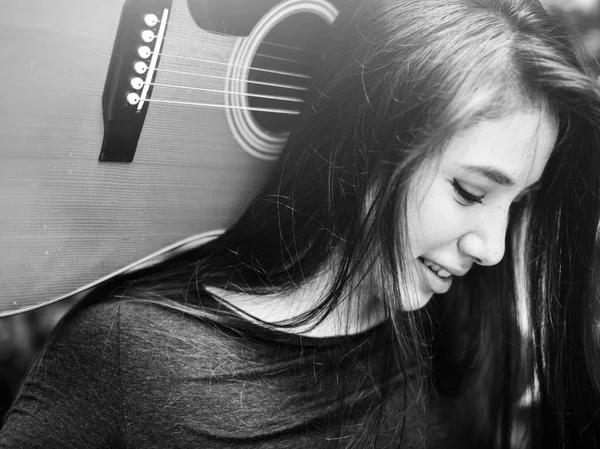 Mujer sosteniendo guitarra —  Fotos de Stock