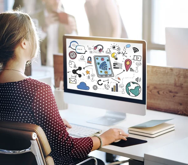 Affärskvinna arbetar på dator med sociala medier — Stockfoto