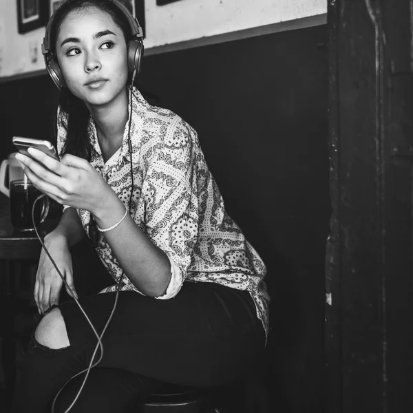 Mujer escuchando música en auriculares — Foto de Stock