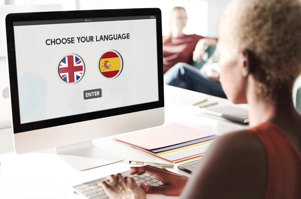 Mujer de negocios que trabaja en la computadora con Choose Language — Foto de Stock