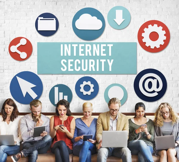 Lidé sedí u zařízení a internet security — Stock fotografie