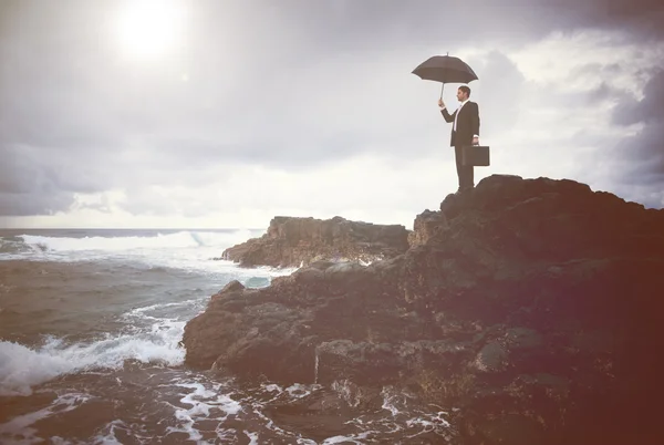 Empresário Ficar Sozinho na praia — Fotografia de Stock