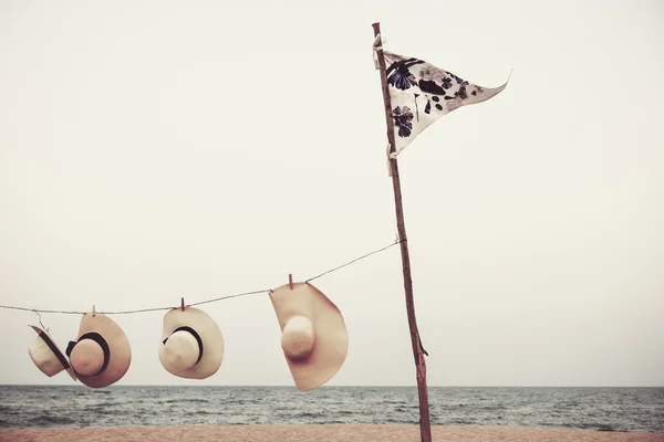 Flag and Hats at Summer Beach — Stock Photo, Image