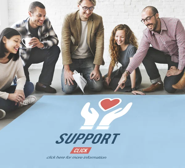 Designer che lavorano con poster e supporto — Foto Stock