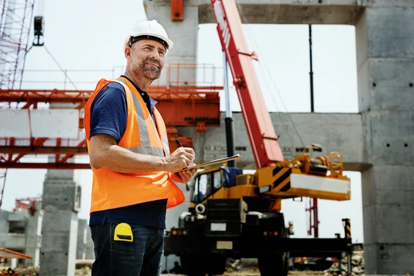 İnşaat işçisi yapı planı bakıyor