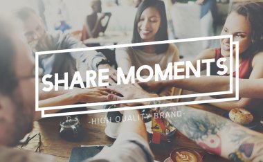 Arkadaşlar el ele tutuşuyorlar. 