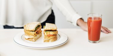 Sandviç ve domates suyu