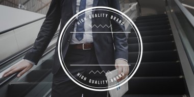 Yürüyen merdiven üzerinde yürürken işadamı