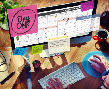 Office bilgisayarda çalışan adam