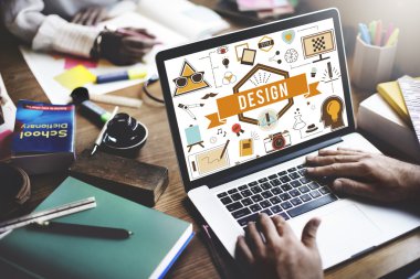 bilgisayar ile çalışan kadın