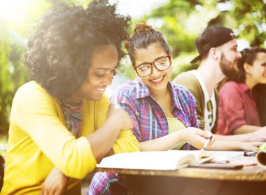 Toplantı konuşurken tartışma kavramı