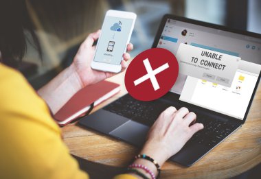 dizüstü bilgisayar ve telefon kadın portresi