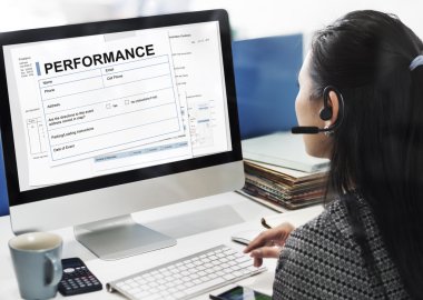 işkadını üstünde bilgisayar performans ile çalışma
