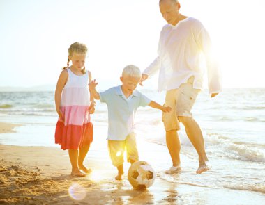 Mutlu aile Plajı'nda çocuklarla