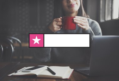 Arama ile kahve içme kadın