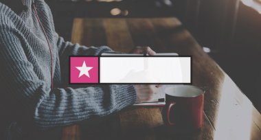 Günlüğe notlar yazan kadın