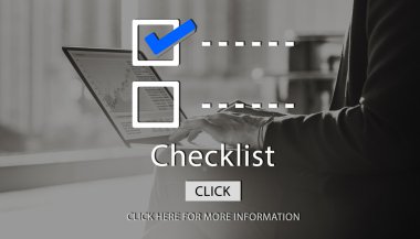 Dizüstü bilgisayarda daktilo eden iş kadını