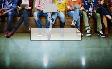 İnsanlar internet'te sörf