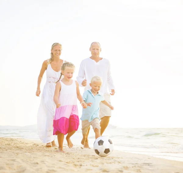 Família feliz com crianças na praia — Fotografia de Stock