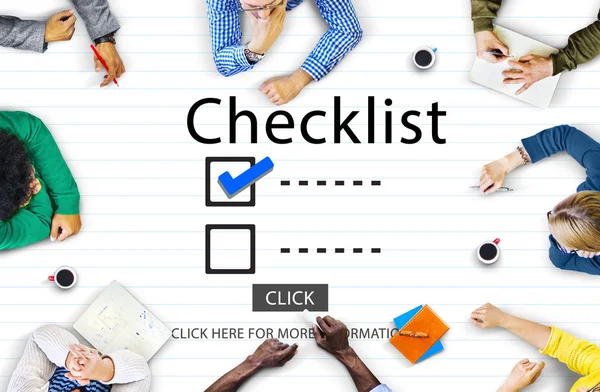 Mensen uit het bedrijfsleven wijzen op Checklist — Stockfoto