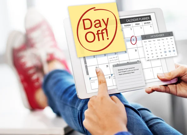 Dijital tablet tutan kadın