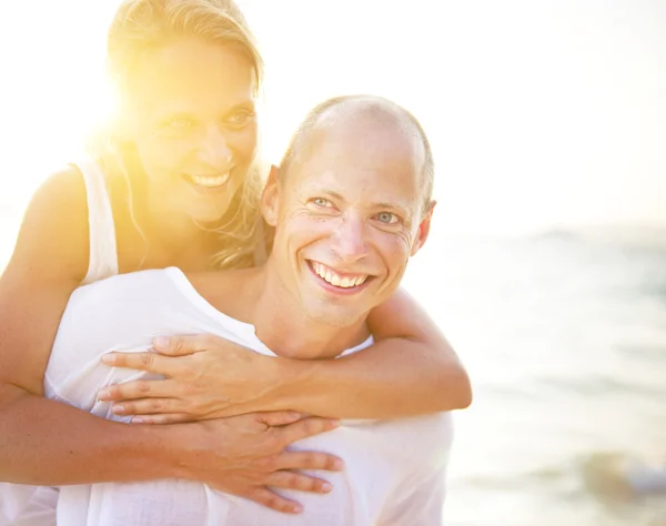 Zoete paar op strand — Stockfoto