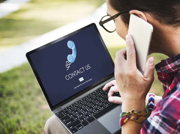 Joven con portátil y smartphone — Foto de Stock