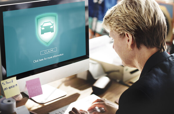 Бизнесвумен, работающая за компьютером