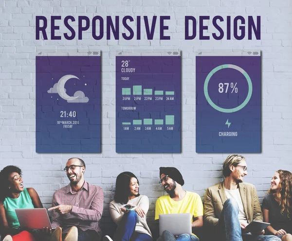 レスポンシブ デザインで壁の近くで多様性友 — ストック写真