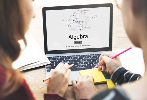 Pessoas estudando com computador — Fotografia de Stock